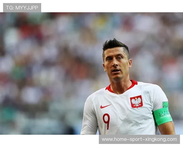 莱万禁区内强行扛开对手后晃出射门角度——极致爆发背后的训练与选择